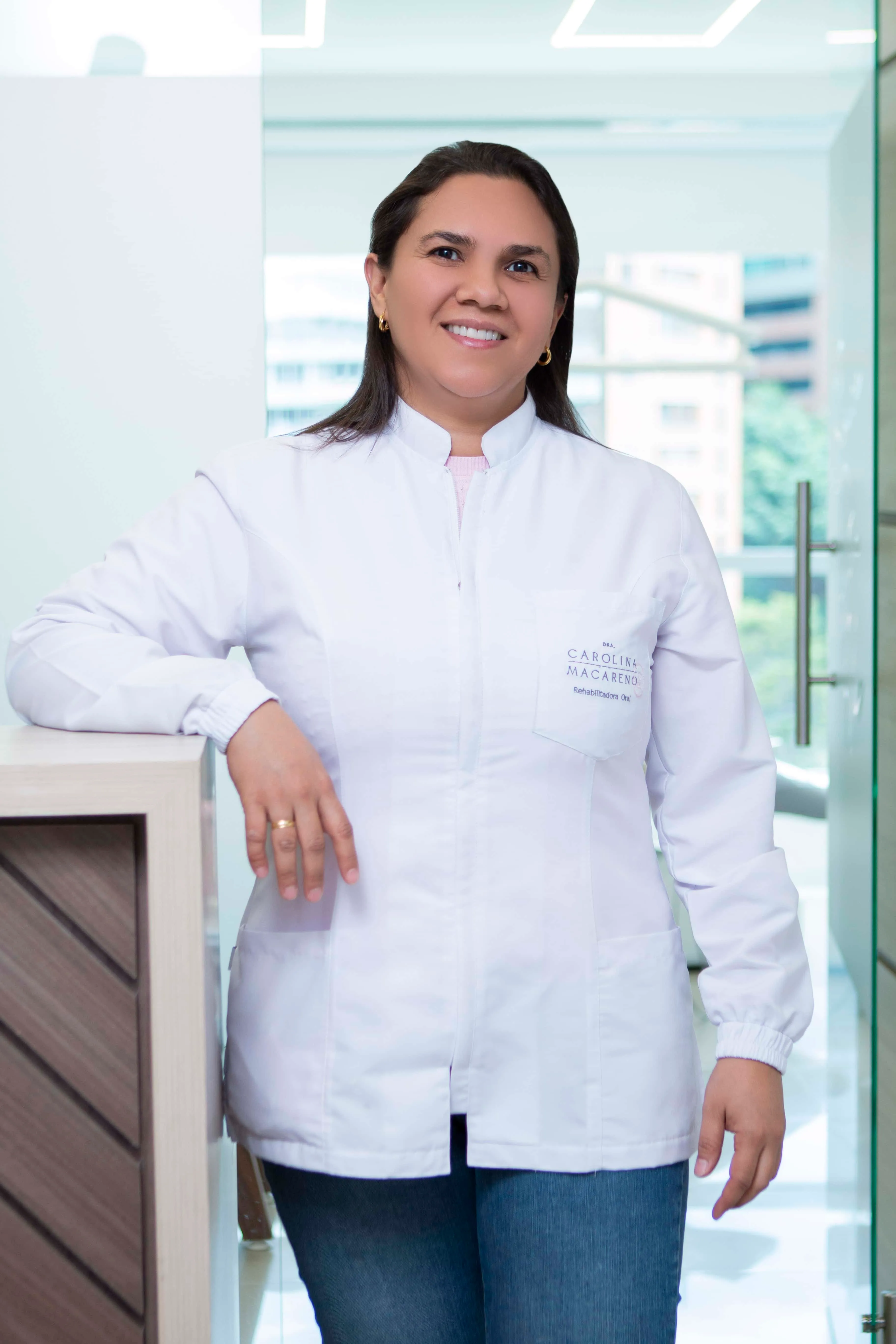 Dra. Carolina Macareno en su consultorio odontológico en Medellín