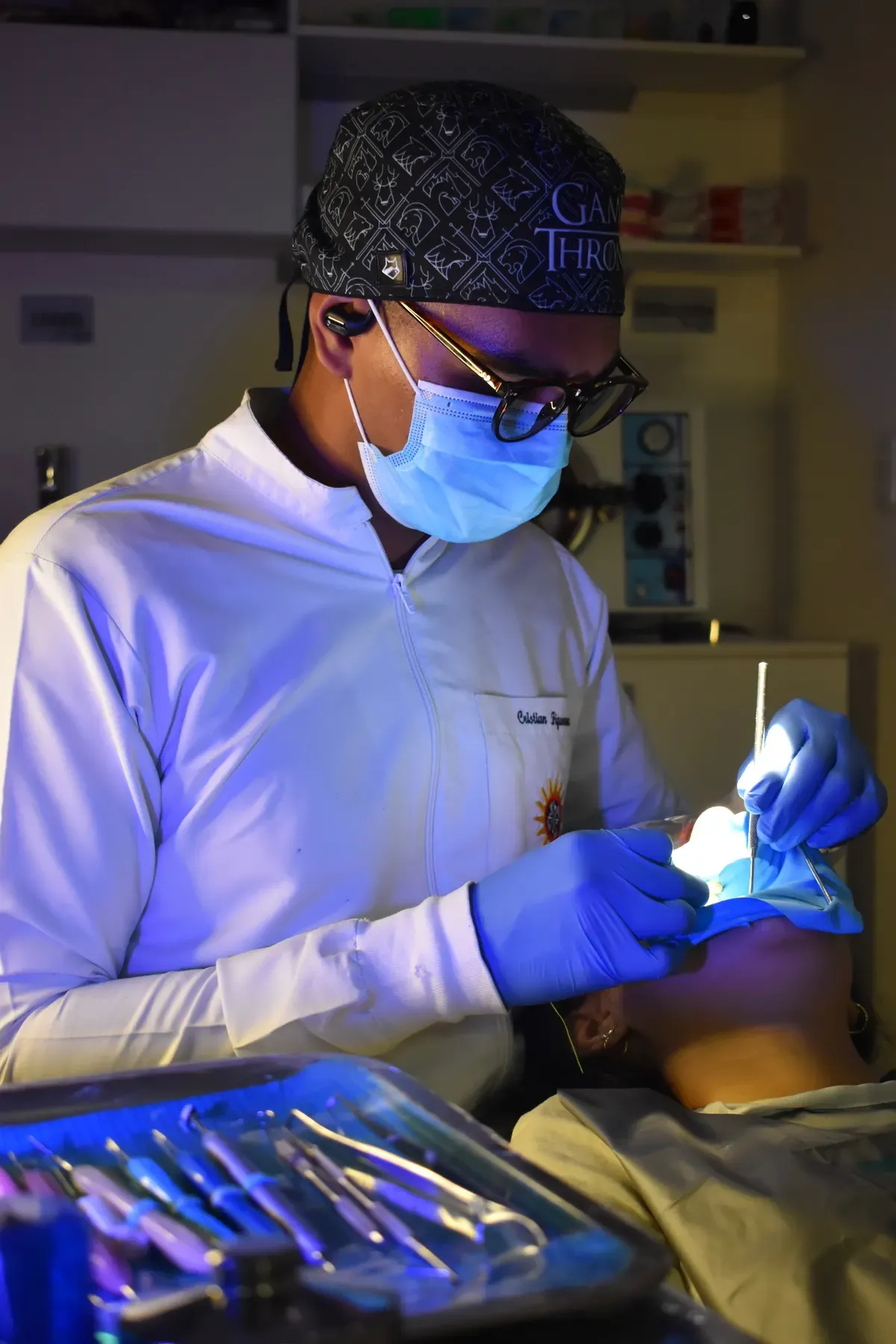 Dr. Cristhian Figueroa durante la atención clínica en Bucaramanga