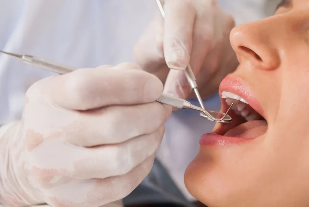 Evaluación dental cuidadosa antes de recomendar tratamiento